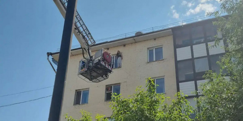 Елордада құтқарушылар 5-қабаттан секірмек болған қызды аман алып қалды