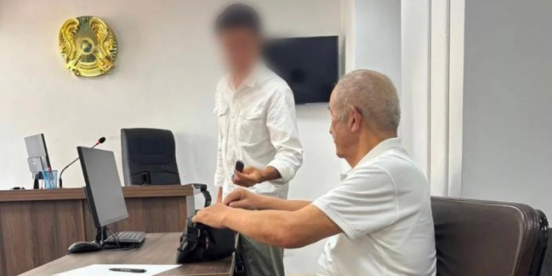 «2 млн теңге мен көлігінің кілтін берді»: Мұқағали Мақатаевтың ұлы әкесін "сорлы еркекке" теңеген блогерге кешірім берді
