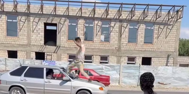 Жамбылда супермаркет жарнамалаймын деп көліктің әйнегін сындырған блогер қамауға алынды