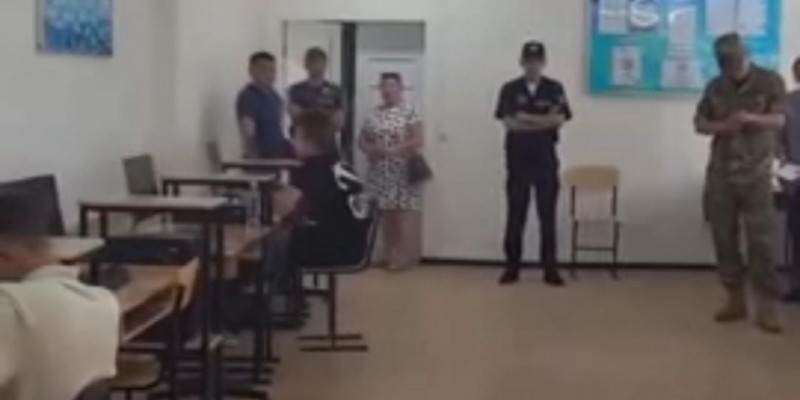 Қостанайда емтихан тапсырып жатқан студенттерді әскерге алып кеткен (ВИДЕО)