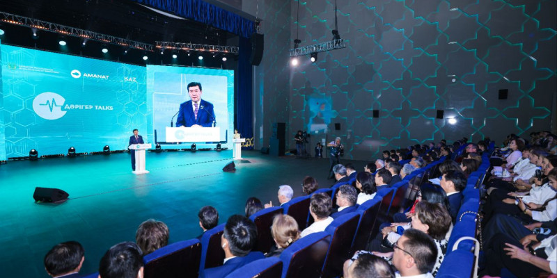 «Сіздер – бейбіт күннің батырларысыздар»: Ерлан Қошанов «Дәрігер Talks» алаңында медицина қауымдастығымен кездесті