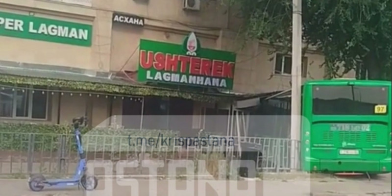 Алматыда автобус көлікпен соқтығысып, кейін ғимаратқа кіріп кетті