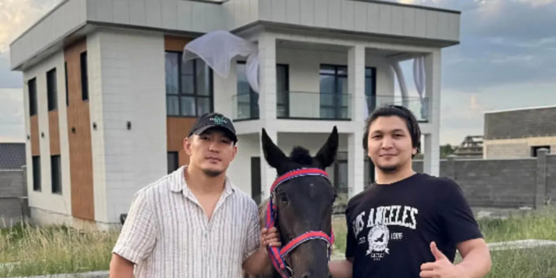 Әнші Ұланғасыр Қамиев сыйлықтың астында қалды