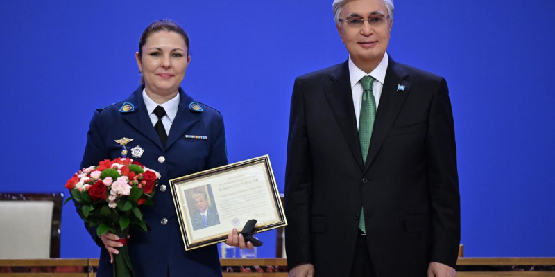Президент 500-ден астам қылмыстық істі ашқан әйел полицейді марапаттады