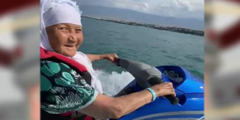 «Өзім үшін өмір сүріп жүрмін»: Гидроцикл жүргізіп, ел аузына іліккен 82 жастағы әжей өмірі туралы сыр шертті