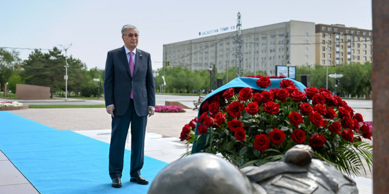 Президент Әлия Молдағұлованың мемориалдық ескерткіш кешеніне гүл шоғын қойды