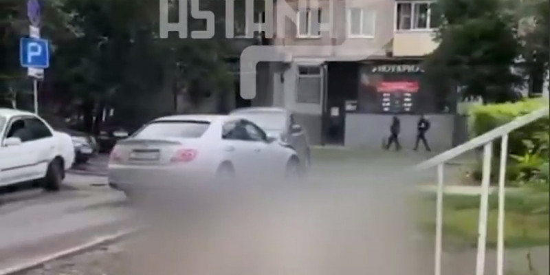 Өскеменде жүргізуші аулада тұрған алты көлікті соққан