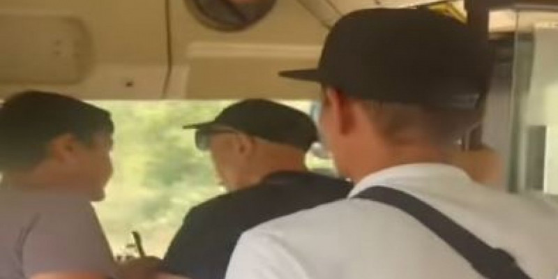 Семейде жолаушы жүріп бара жатқан автобус жүргізушісін ұрған (ВИДЕО)