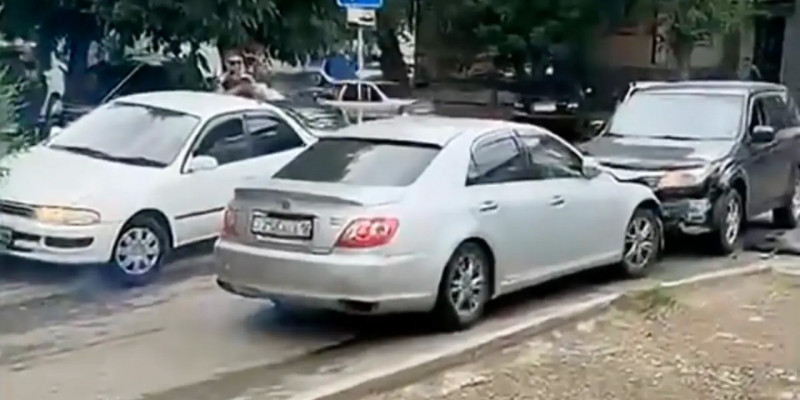 Өскеменде аулада тұрған алты көлікті соққан жүргізуші қамалды