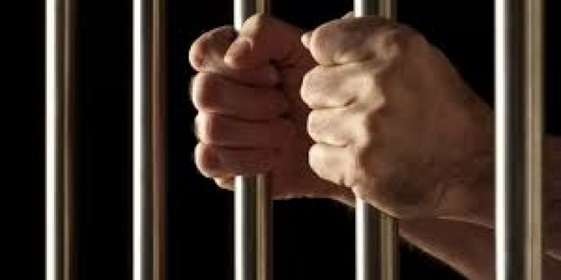 Павлодарда мектеп оқушыларына вейп сатқан топ ұсталды