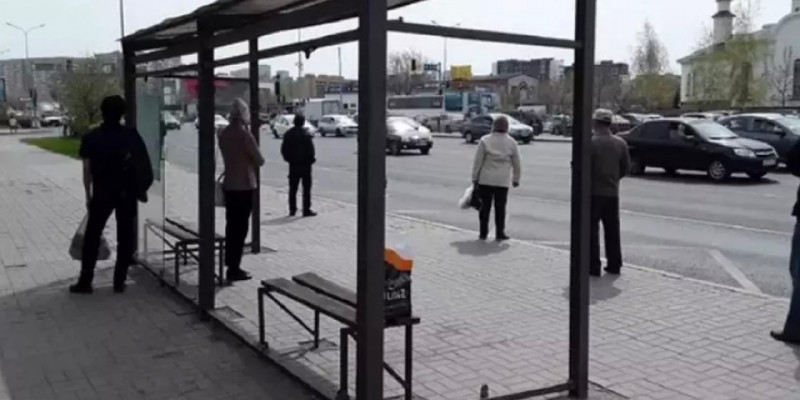 Қарағандыда жүкті әйел аялдамада толғағы қысып, босанып қалды
