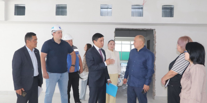Мәжіліс депутаты Өскемендегі жаңа мектептің құрылыс жұмысын тексерді