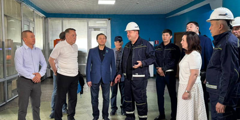«Ерте зейнетке шығуға, қымбат пайызсыз баспана алуға жағдай жасаса...»: депутаттар Қарағанды шахтерлерімен жүздесті
