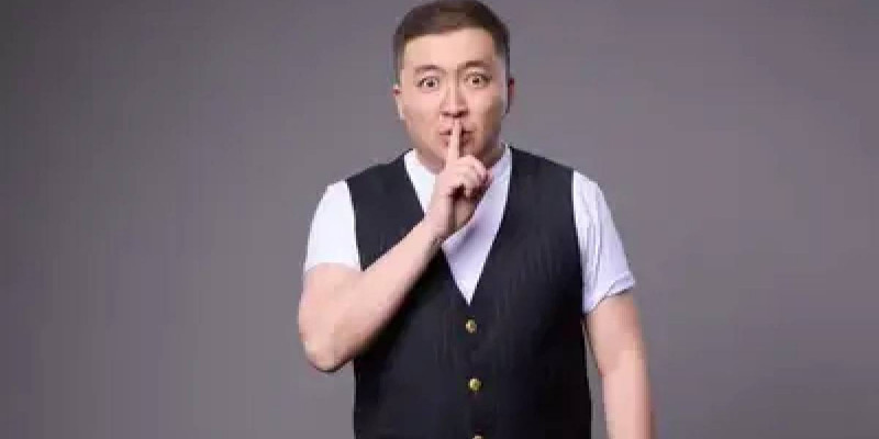 Еркебұлан Мырзабек жаңа туған ұлымен түскен алғашқы фотосын көрсетті