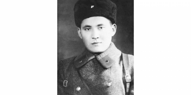 Түсір еске есіл ерді, аты оның еді Абдолла...
