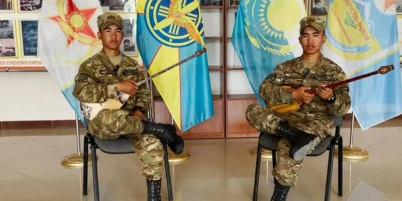 Әскер қатарында жүрген егіздер күй тартып, көпшілікті тәнті етті