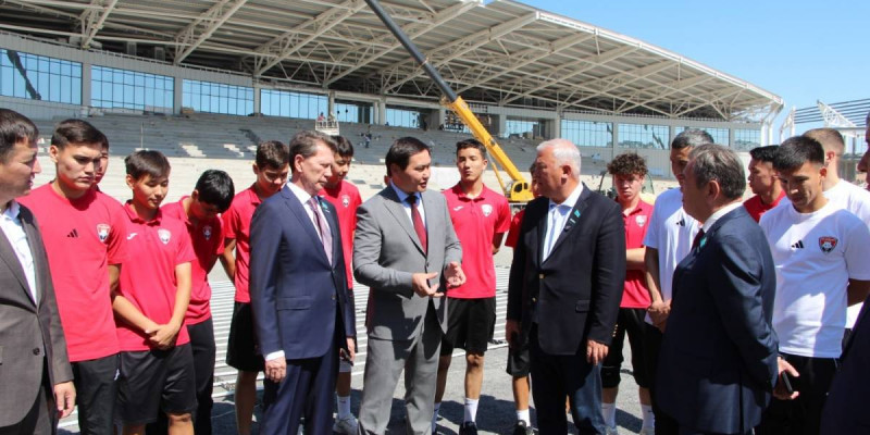 Депутаттар Қызылордада UEFA стандартына сай салынып жатқан стадионның құрылысымен танысты