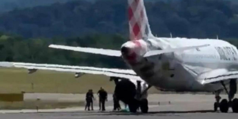 Италияда ер адам Airbus A319 ұшағының қозғалтқышына қыстырылып қалған