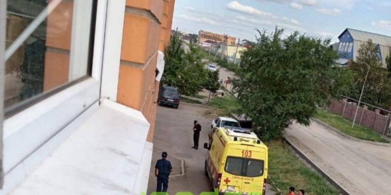 Қосшыда 8 жастағы қыз төртінші қабаттан құлап, көз жұмды