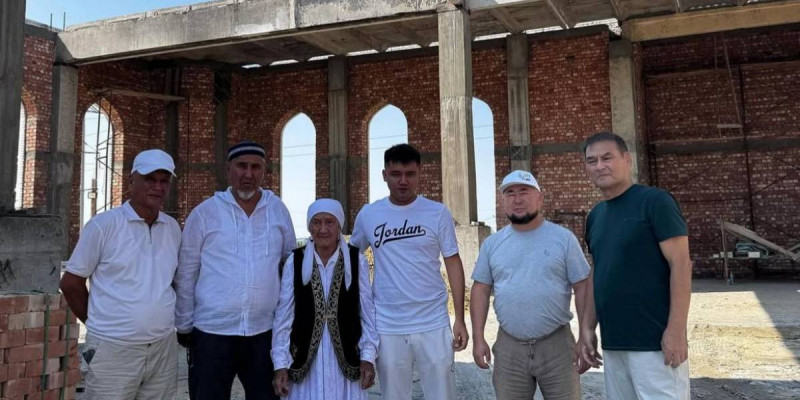 «Еш жерде жарияламайды»: Жазира мен Жанболаттың ұлы Аралда салынып жатқан мешітке қаржылай көмектесті