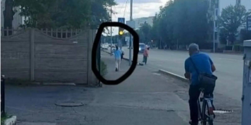 Павлодар тұрғыны көшеде кетіп бара жатқан жасөспірім қызды соққыға жыққан
