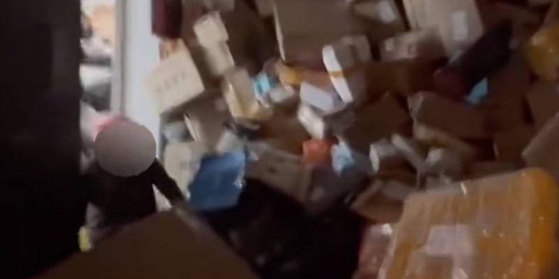 "Алған тауарын ашпайды да": 66 жастағы әже онлайн саудаға тәуелді болып, екі үйді затқа толтырып тастаған