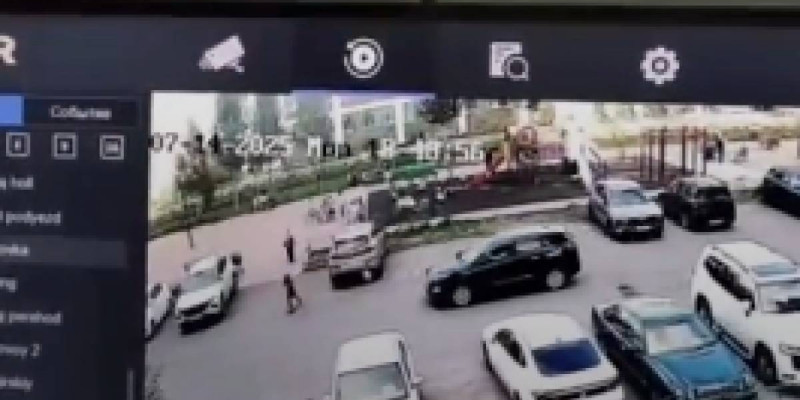 Астанада үйдің ауласында самокат мінген баланы көлік қағып кетті