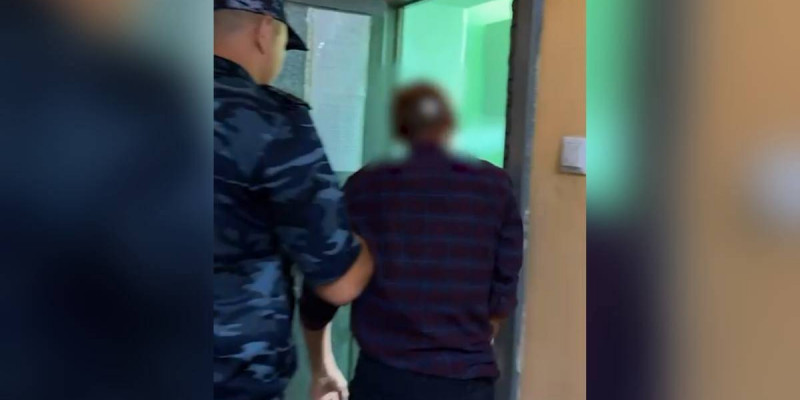 Астаналық тұрғын Абайдың нақыл сөздері жазылған стендті бүлдірген