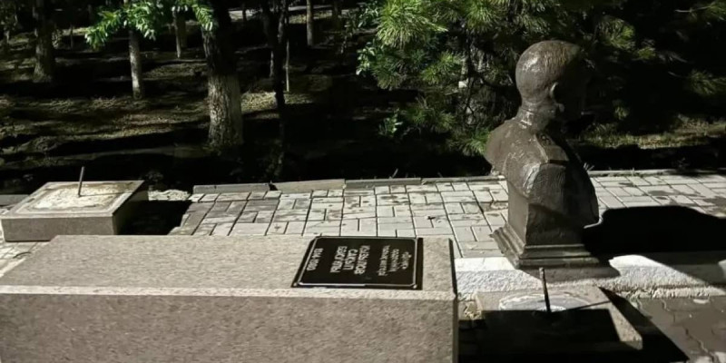 Үстіне ескерткіш құлап кеткен қыз: Мердігерге сот үкімі шықты