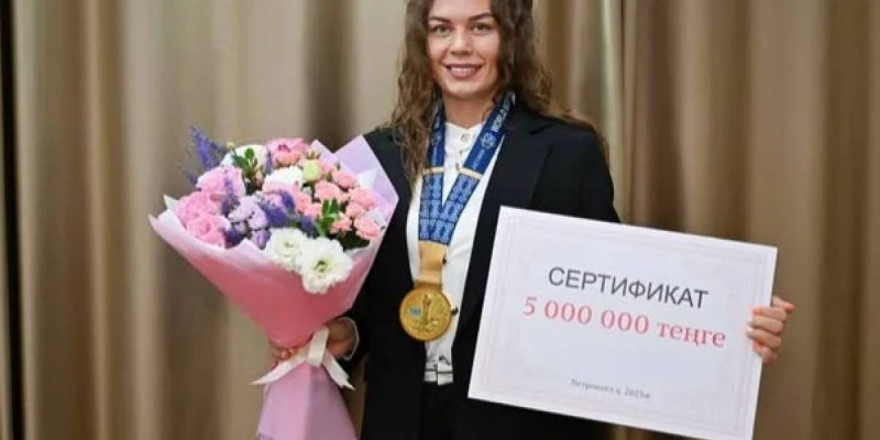 Әлем кубогінде алтын алған боксшы Наталья Богдановаға 5 млн теңге берілді