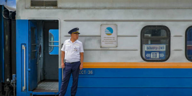 Алматыда пойыз үстіне шыққан жасөспірім токқа түсіп қалды