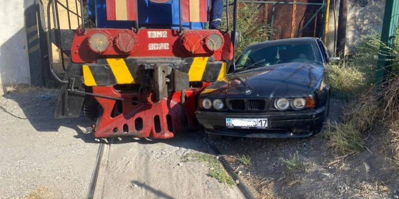 Шымкентте BMW көлігі тепловозбен соқтығысты