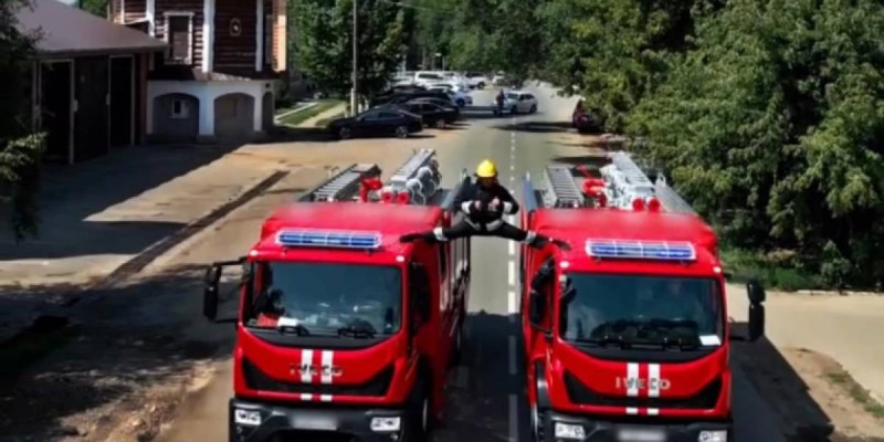 Оралдық өрт сөндіруші әйгілі Жан-Клод Ван Даммның трюгін қайталады (ВИДЕО)