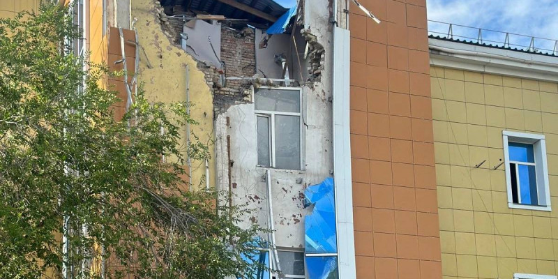 Қарағандыда төрт қабатты ғимараттың бір бөлігі құлап, 15 адам эвакуацияланды