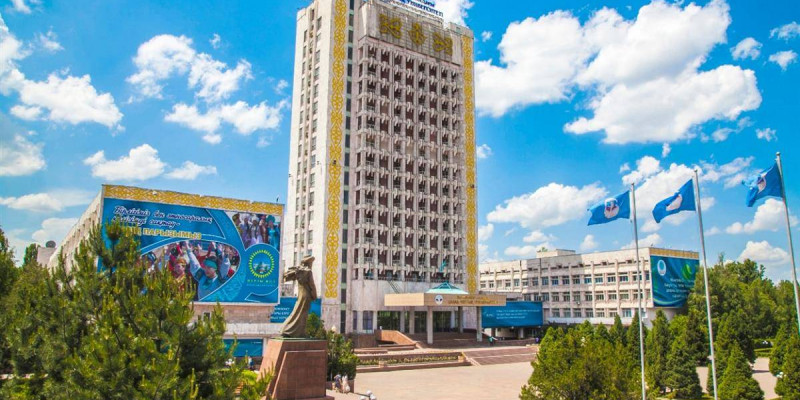 ҚазҰУ студенті ректорлық ғимараттың 14-қабатынан құлап кетті