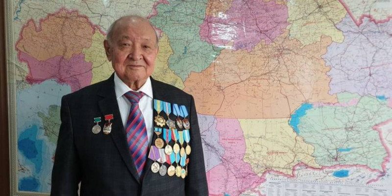 Президент Қалтай Сәмбетовке «Қазақстанның Еңбек Ері» атағын берді