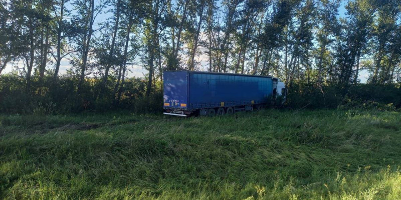 СҚО-да жүк көлігінің жүргізушісі тасжолда есінен танып, апатқа ұшырады