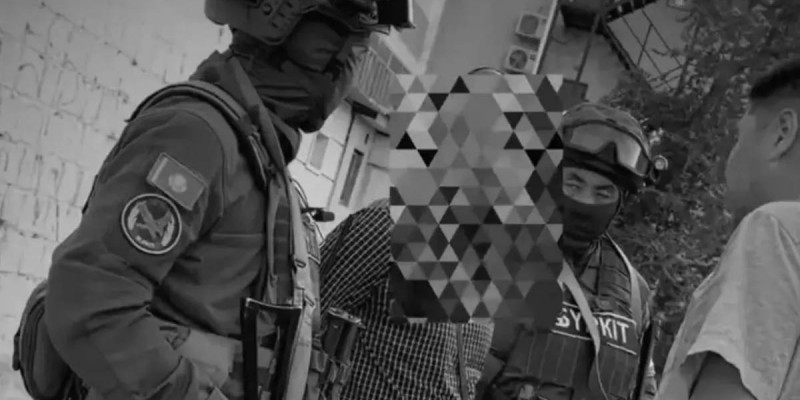 Ақтауда арнайы жасақ жергілікті тұрғынды ұстады
