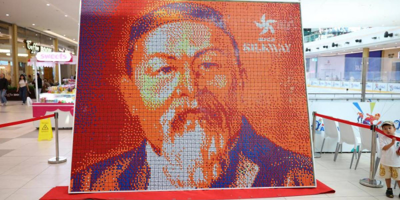 Елордада 3 000 рубик текшесінен Абайдың портреті жасалды