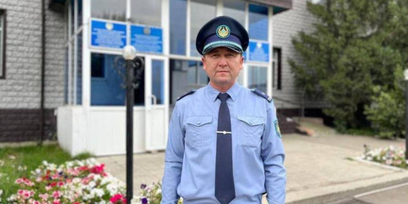 Солтүстік Қазақстанда полицей суға батып бара жатқан әкесі мен баласын құтқарды