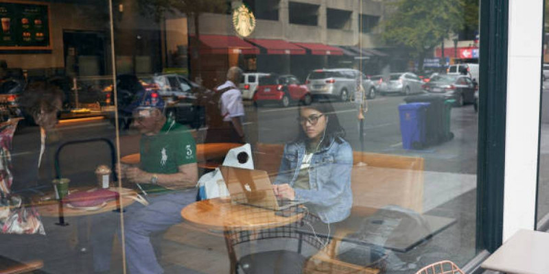 Starbucks Korea кофеханада оқуға немесе жұмыс істеуге шектеу қоймақ