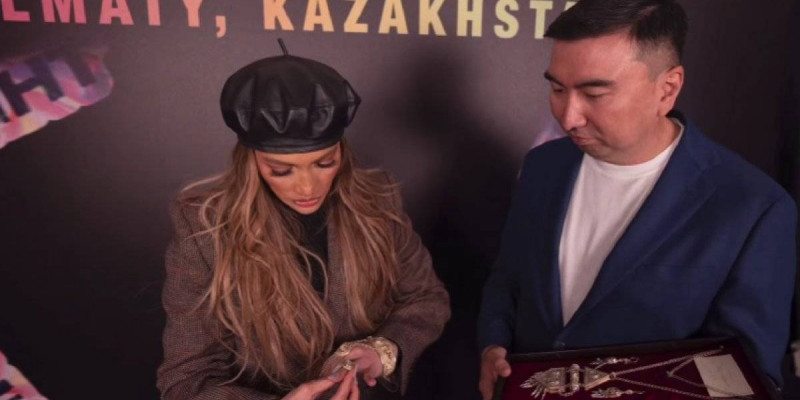 Дженнифер Лопеске Аида Балаева сый ұсынды