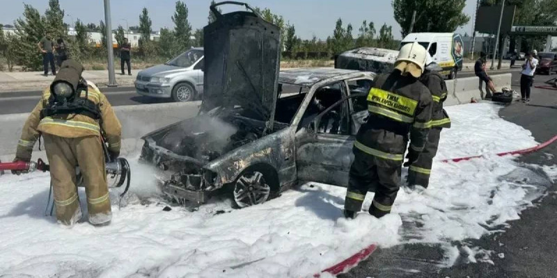 Алматыдағы Алтын Орда базары маңында көлік өртеніп кетті
