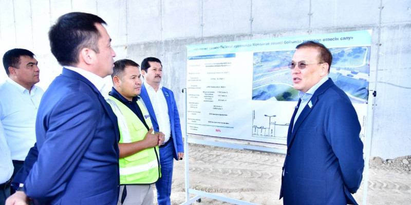 Мәжіліс депутаты Шымкенттегі жаңа көлік өткелінің құрылысын тексерді