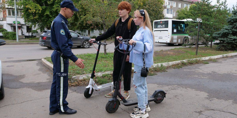 Полиция электрлі самокат мінетіндерге үндеу жасады