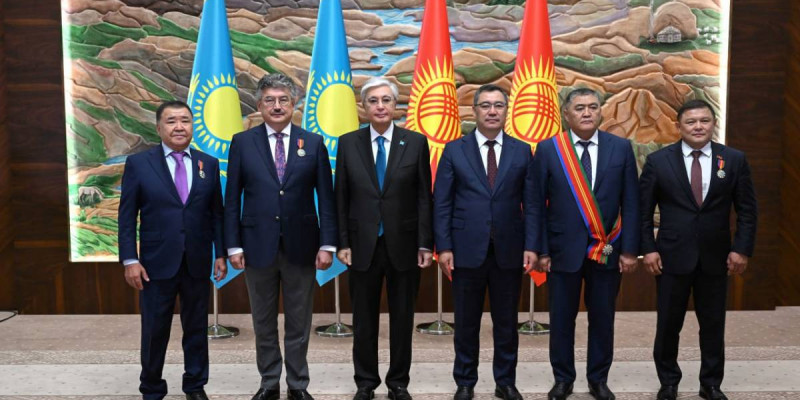 Президент Қырғыз елінің мемлекет және қоғам қайраткерлерін марапаттады