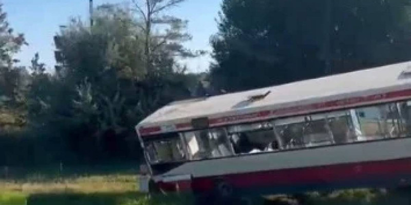 Астанада автобус апатқа ұшырап, 14 адам ауруханаға жеткізілді