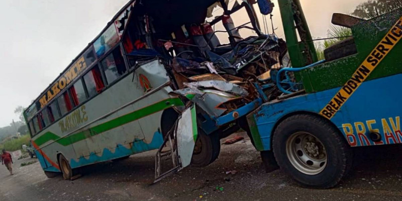Угандада автобус пілге соғылып екі адам қайтыс болды