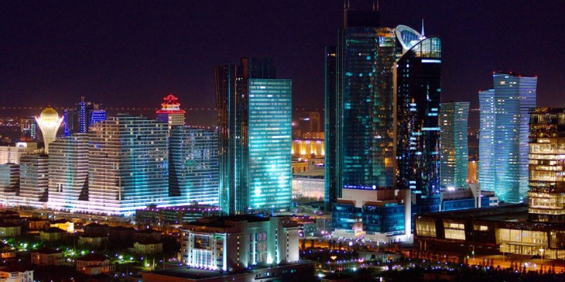 Астананың Қонаев көшесіндегі көпқабатты үйдің бірінде тұрғындар эвакуацияланып жатыр