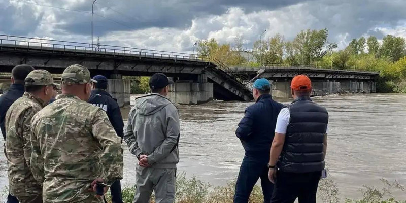 Өскеменде көпір опырылып құлады